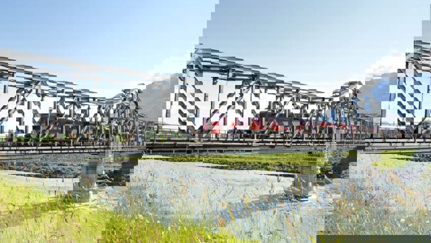  Die 1935 neu erstellte Eisenbahnbrücke zwischen Buchs und Schaan. Ihre Vorgängerin war beim grossen Rheinwasser von 1927 eingestürzt. 