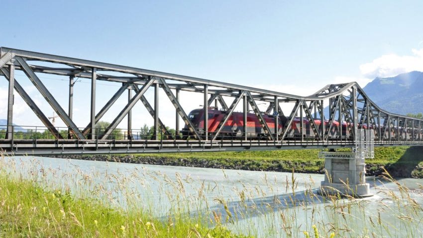  Die 1935 neu erstellte Eisenbahnbrücke zwischen Buchs und Schaan. Ihre Vorgängerin war beim grossen Rheinwasser von 1927 eingestürzt. 