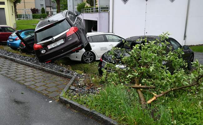 Frau «parkiert» auf anderen Autos und verursacht 60’000 Franken Schaden