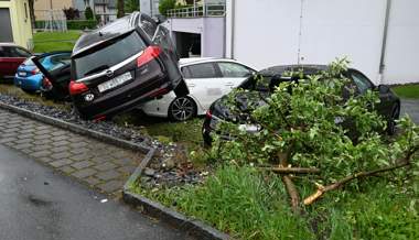 Frau «parkiert» auf anderen Autos und verursacht 60’000 Franken Schaden
