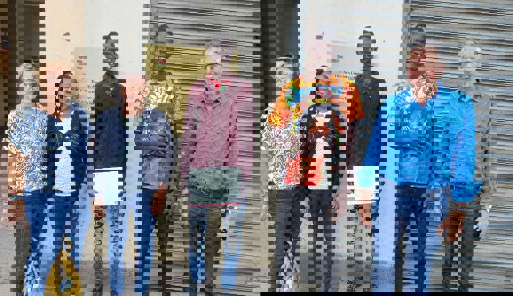  Die Geschwister Lydia Breu-Schumacher und Linus Schumacher mit der Sozialarbeiterin und zwei Jugendlichen vor der Berufsschule. 