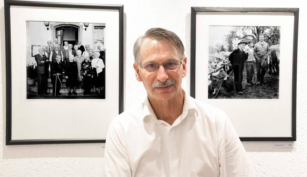 Bernhard Laburda vor zwei seiner Fotografien in der Ausstellung.