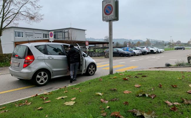 Es wäre eine Einschränkung des Grundrechts: Die Bundesverfassung erlaubt «Elterntaxis»