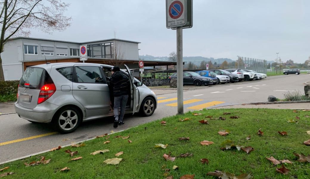  Immer wieder Grund für Diskussionen: Eltern, die ihre Kinder zur Schule chauffieren. 