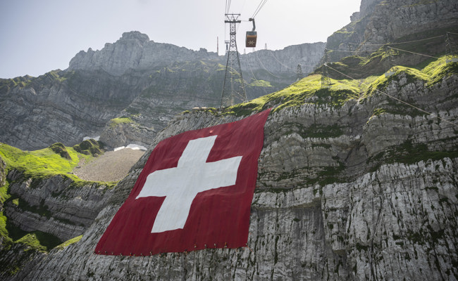 Die Schweizerfahne unterhalb des Säntis ist ausgerollt