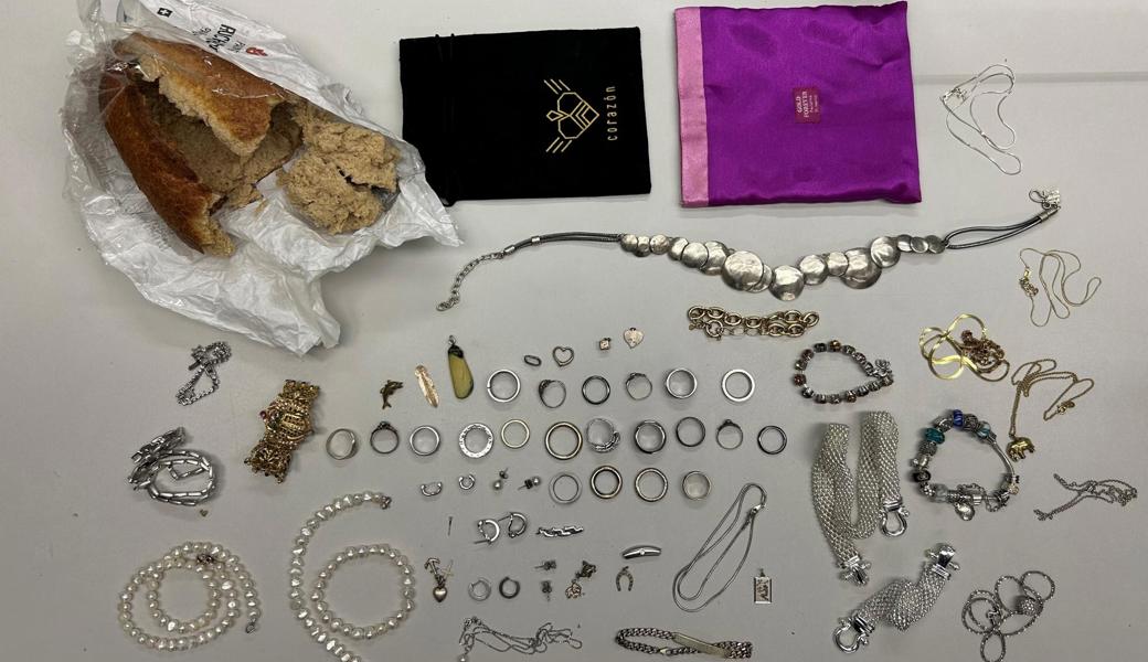 Die beiden rumänischen Staatsangehörigen führten mehrere gestohlene Gegenstände mit sich. Teils versteckt.