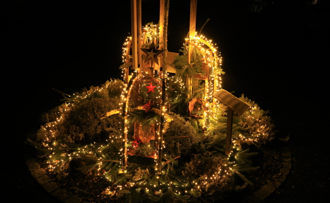 Adventsfenster: Strahlende Lichter in der Vorweihnachtszeit