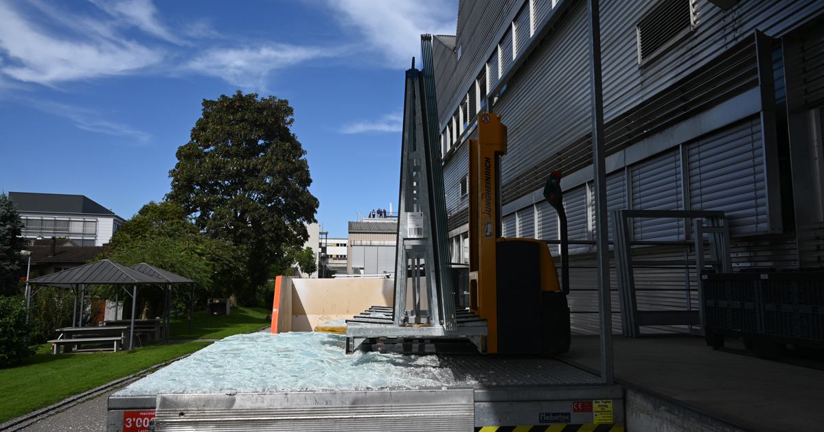 Glass panes came off: workers were knocked over and injured