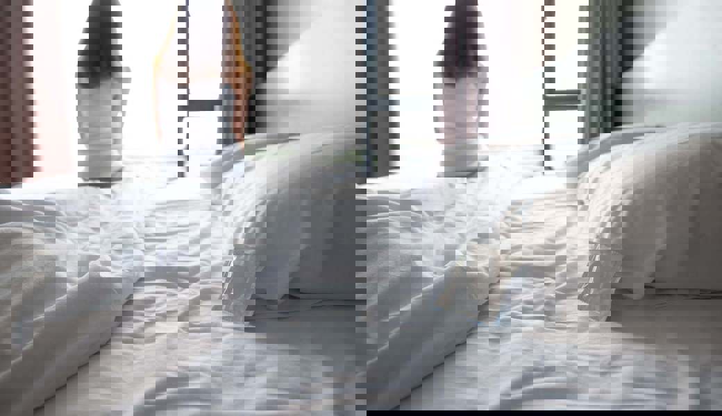 Der Mann, der verurteilt wurde, speicherte Nacktbilder von Mädchen auf seinem Handy. 