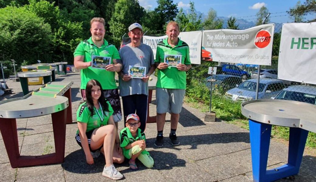  Die Preisgewinner: Thomas Frech, Andy Lambor, Hans Hardegger (hinten von links) sowie Jenny Bernegger und Luca Müntener (vorne von links). 