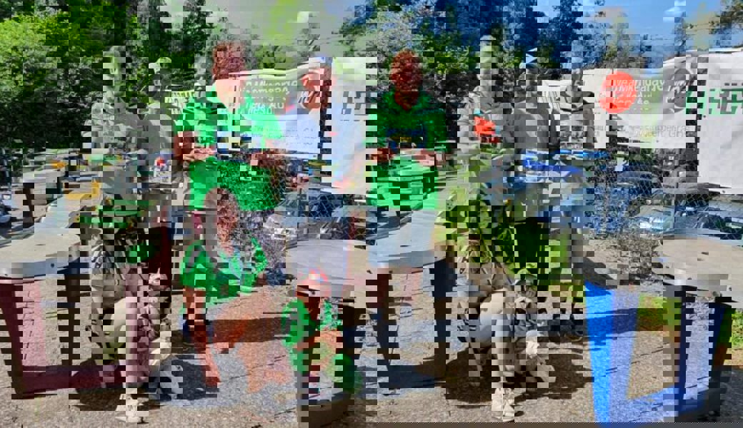  Die Preisgewinner: Thomas Frech, Andy Lambor, Hans Hardegger (hinten von links) sowie Jenny Bernegger und Luca Müntener (vorne von links). 