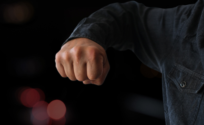 Mann wird von Randalierern zusammengeschlagen