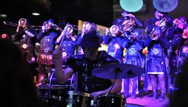 Guggen sind los: Laut und schrill in der Bahnhofstrasse