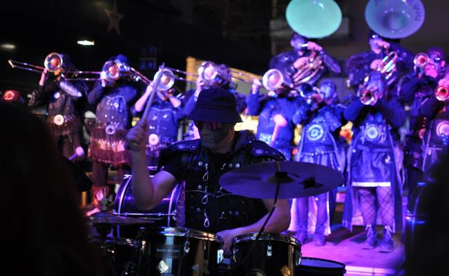 Guggen sind los: Laut und schrill in der Bahnhofstrasse