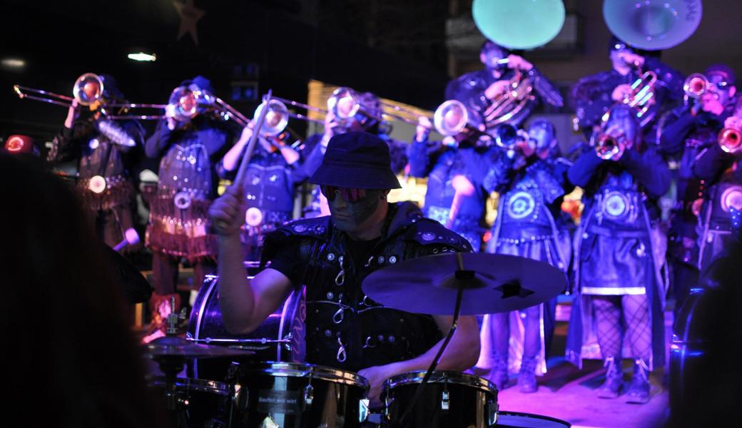 Guggen sind los: Laut und schrill in der Bahnhofstrasse