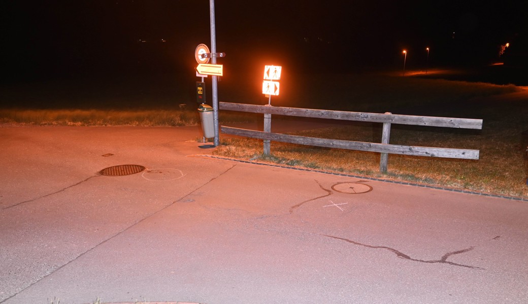 Der Unfall ereignete sich auf der Feldgass. Ein Paar soll das Ereignis beobachtet haben.