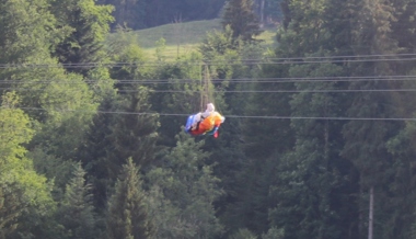 Gleitschirmpilot verfängt sich in Seilen der Kronberg-Bahn