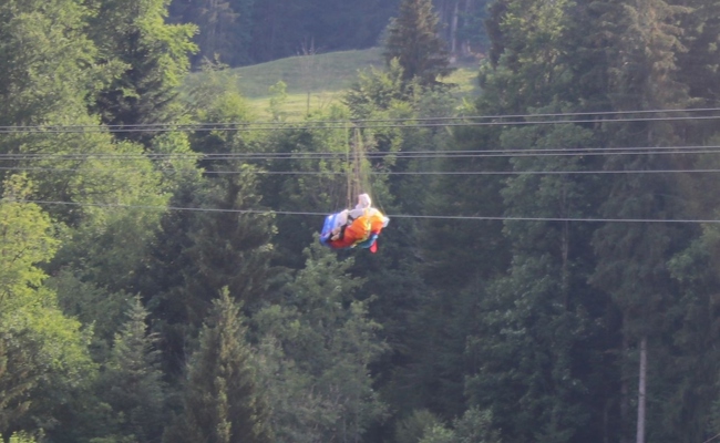 Gleitschirmpilot verfängt sich in Seilen der Kronberg-Bahn