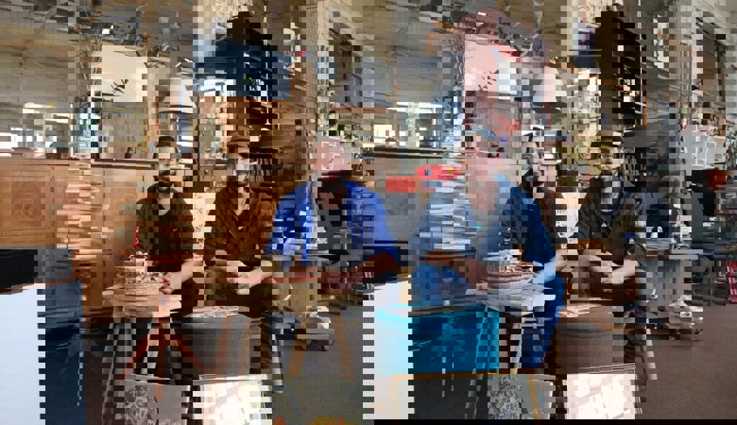  Immanuel und Josua Lenherr haben das Gross-Brocki Buchs von ihrem Vater übernommen. Nun sorgen sie sich um die Zukunft des Betriebs. Bilder: Michael Kyburz