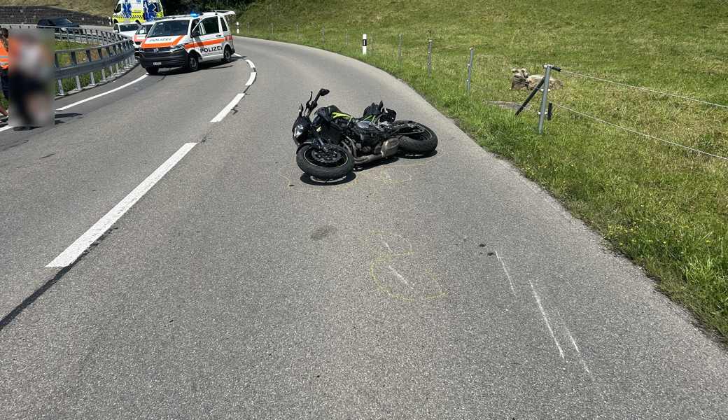 Der Motorradfahrer wurde beim Sturz verletzt.