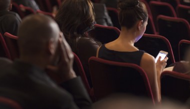Selfies, Smartphones und Streit um Etikette: Ein chaotischer Kinoabend zeigt den Wandel der Kinokultur
