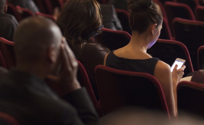 Selfies, Smartphones und Streit um Etikette: Ein chaotischer Kinoabend zeigt den Wandel der Kinokultur