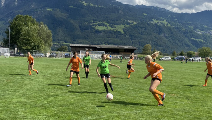  Der nächste Angriff des Mädchen-Siegerteams 2. Oberstufe Gams. 