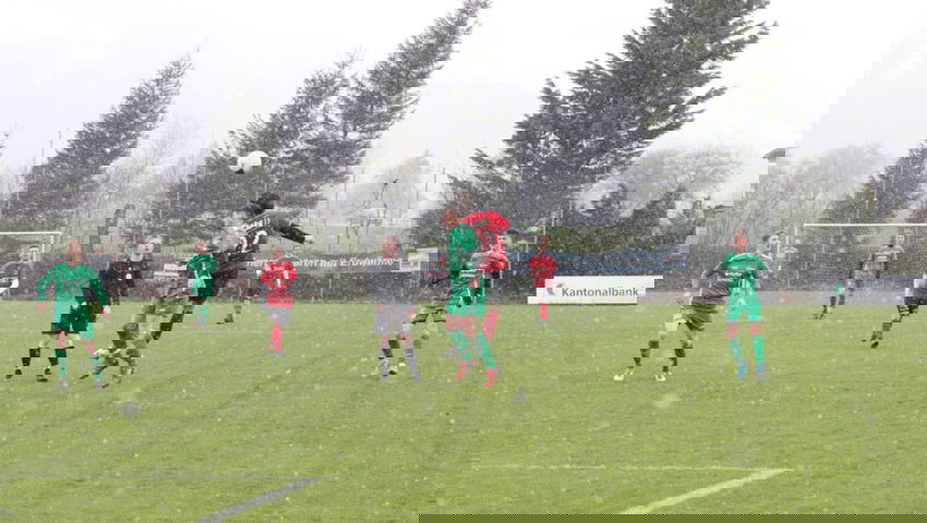  Im Gamser Schneetreiben vermochten sich lange Zeit die Offensivkräfte beider Teams nicht gegen die Abwehrreihen durchsetzen. 