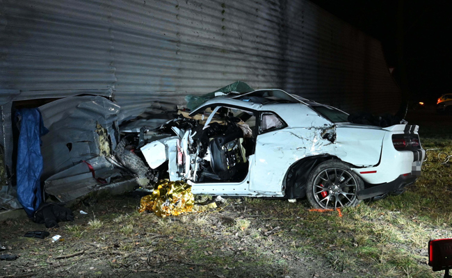 Fünf Menschen bei Autounfall verletzt