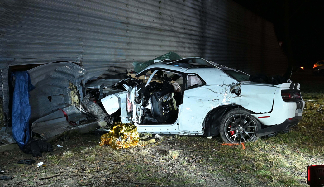 Die Feuerwehr musste Menschen aus dem Innern des Autos befreien.