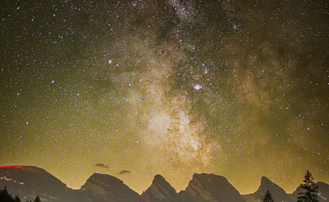 Kosmische Begegnung: Wunderbarer Blick auf Sternenhimmel