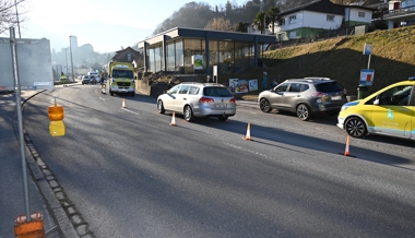 Unfall bei Bushaltestelle: neunjähriger Knabe verletzt