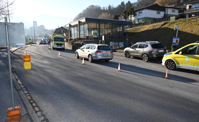 Unfall bei Bushaltestelle: neunjähriger Knabe verletzt