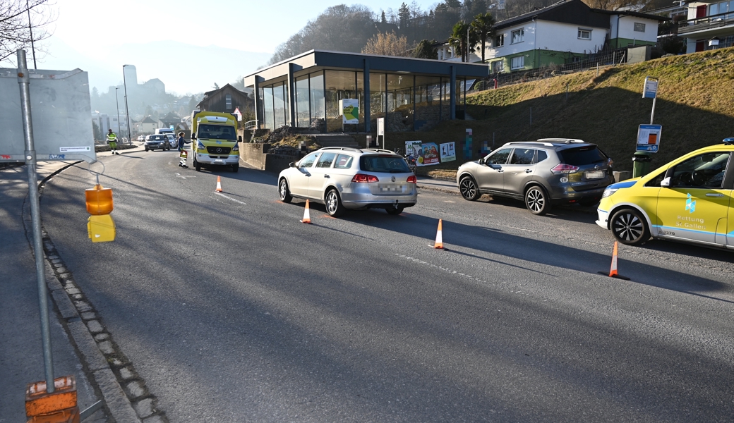 Unfall bei Bushaltestelle: neunjähriger Knabe verletzt