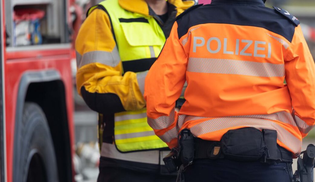 Polizei und Feuerwehr hatte nach dem Auslaufen der Gülle alle Hände voll zu tun. Symbolbild: Kapo