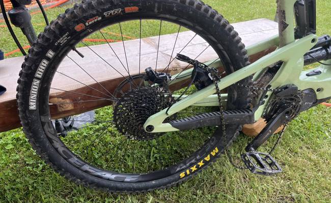 Autofahrer überfährt E-Bike und flüchtet – Polizei sucht Zeugen