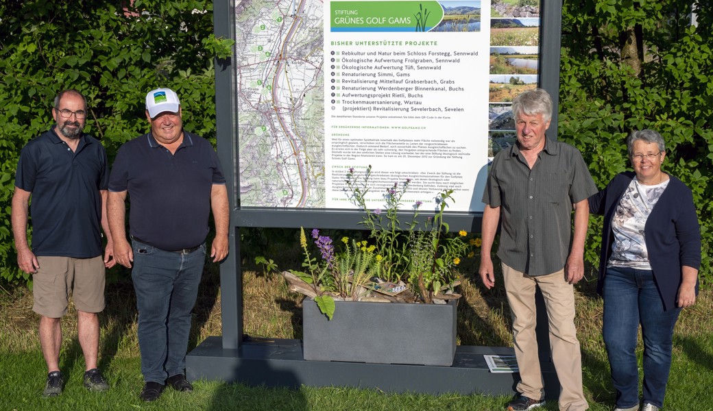 Bei der Enthüllung der Infotafel (von links): Ueli Sturzenegger, Paul Schlegel, Ruedi Hasler und Monika Lenherr.