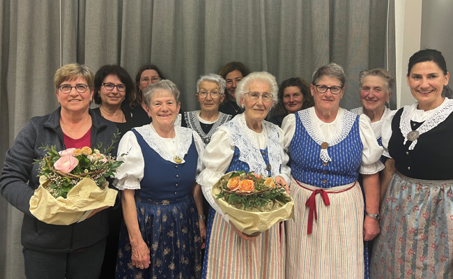 Landfrauen treffen auf Pizza und ehren Neue und Treue
