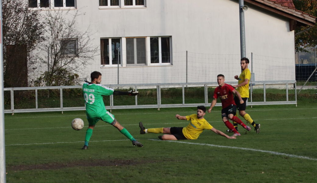  Der entscheidende Moment: Michael Giger (Zweiter von rechts) lässt Sevelens Hintermannschaft gekonnt aussteigen und schiesst das Führungstor. 