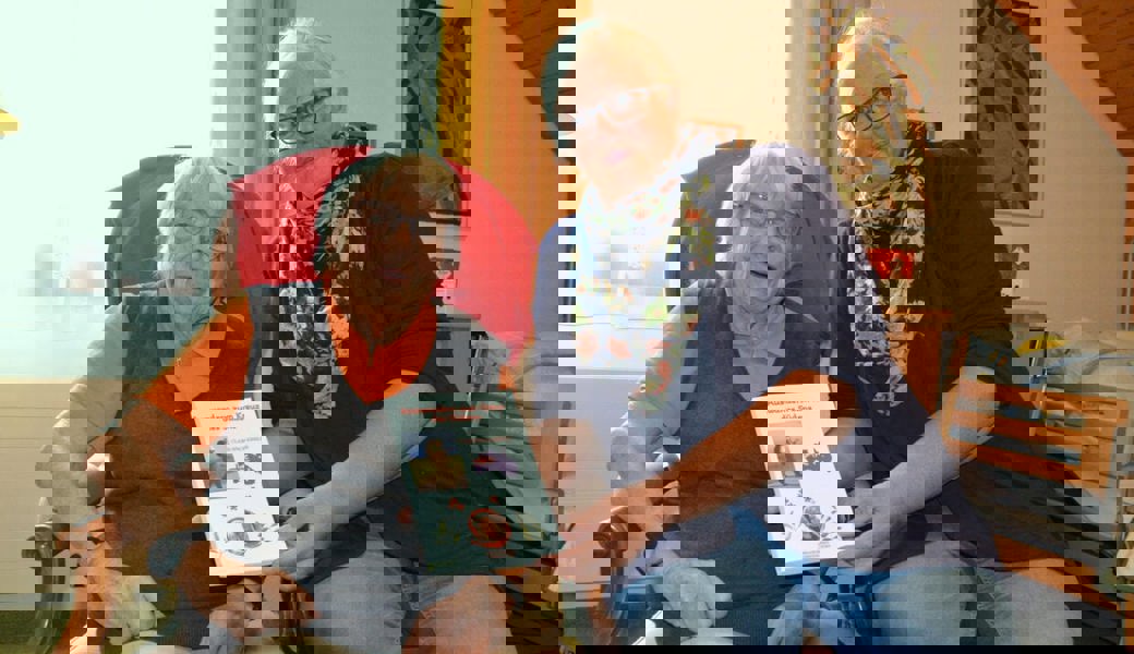  Claire Speck-Kessler (links) geniesst es, wenn ihre Wanderfreundin Christine Hüssy zu Besuch kommt. 