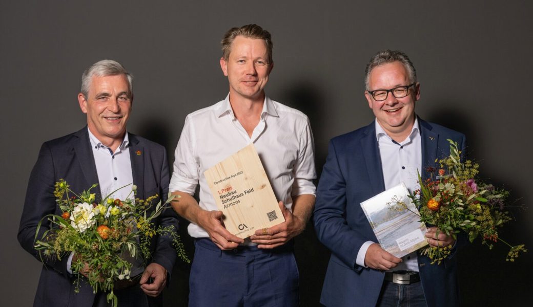  Strahlende Gewinner: Gemeindepräsident Andreas Bernold, Architekt Johannes Olfs, Schulpräsident Bruno Seifert. 
