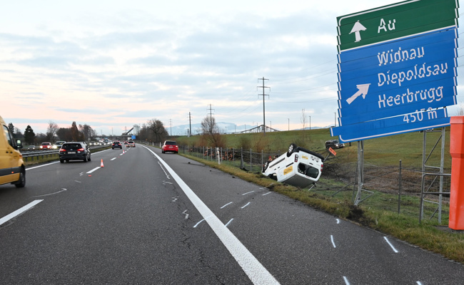 Lieferwagen überschlägt sich bei Auffahrunfall
