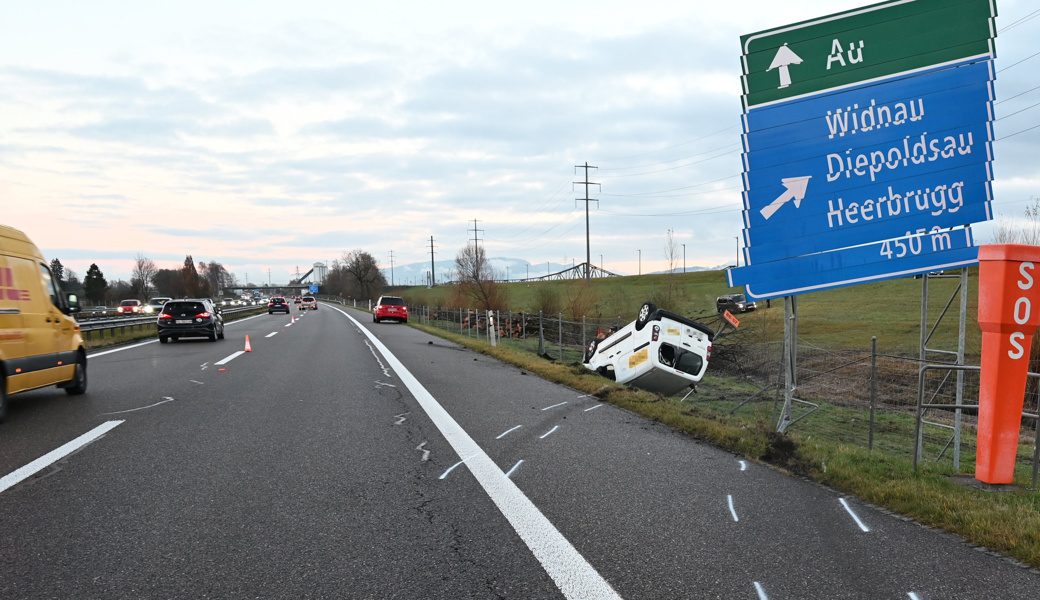 Der Lieferwagen überschlug sich und kam neben der Autobahn auf dem Dach zu liegen.