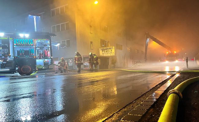 Nach Brand: Wohnungen unbewohnbar, Tempo auf A13 reduziert