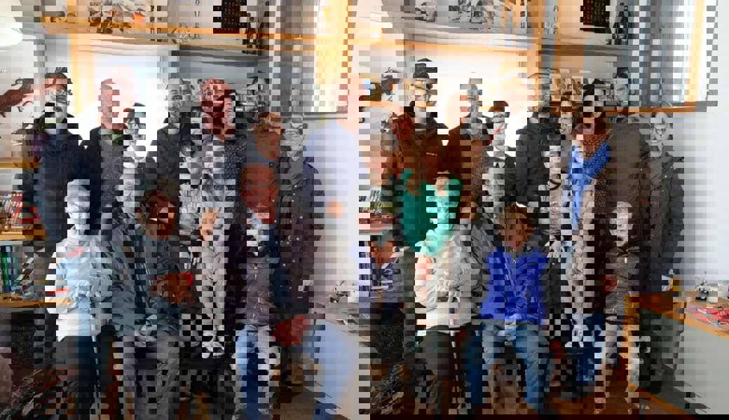  Andreas Rohrer (Bildmitte) zusammen mit ersten Gratulanten nach der erfolgreichen Wahl zum Buchser Ortsgemeindepräsidenten. Bild Heini Schwendener