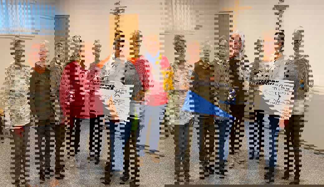 Grosse Freude bei der Checkübergabe mit einem Betrag von 2000 Franken: Frauen der Strickrunde Gams und Vertreterinnen der Hilfsorganisation. 