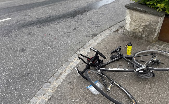 Velofahrer kollidiert mit Rufbus und wird schwer verletzt