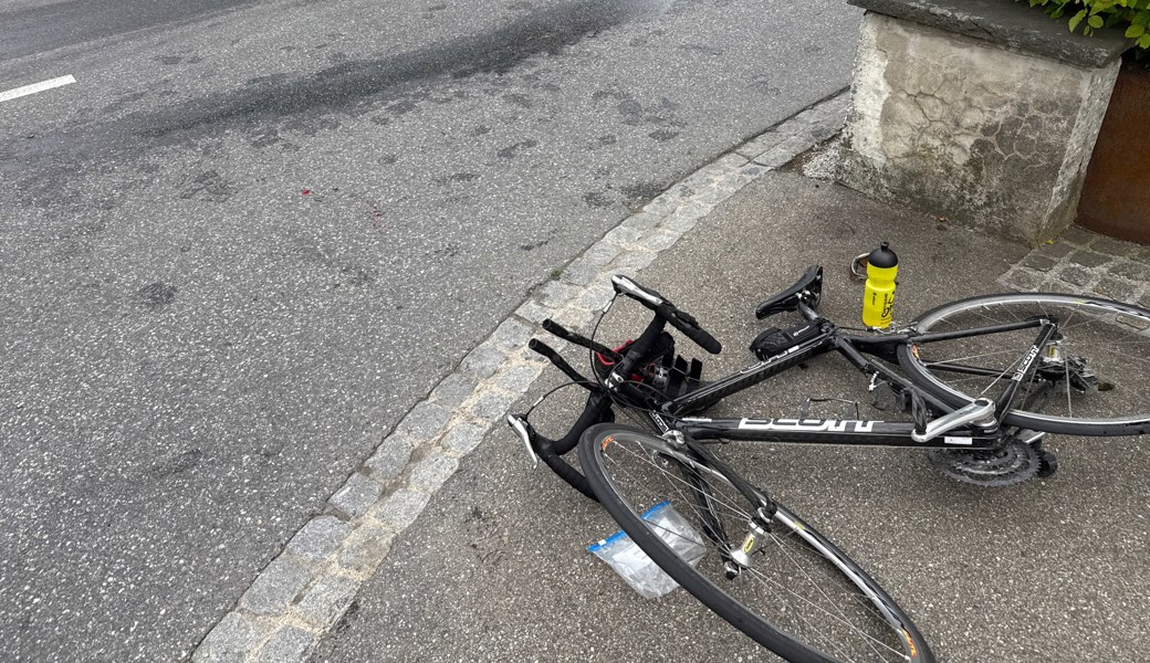 Velofahrer kollidiert mit Rufbus und wird schwer verletzt