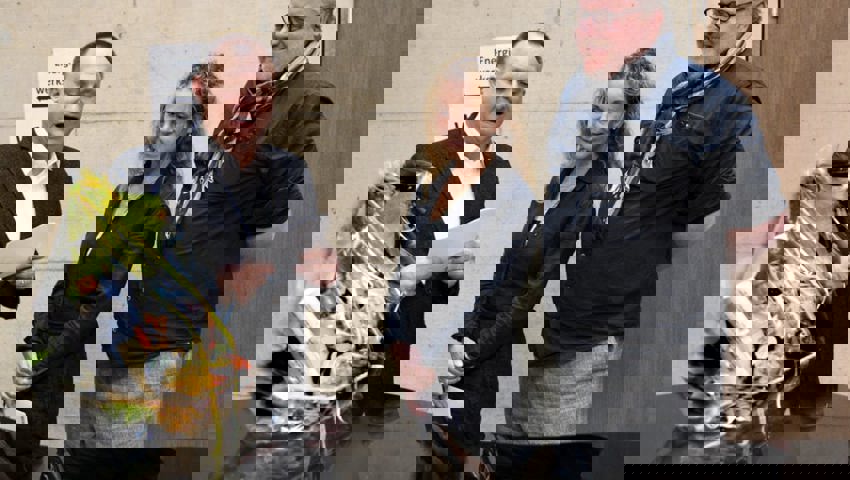  und die Architekten Patricia Krebs und David Hofer weihen die er