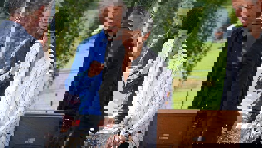  7. September: Die St. Galler Regierungsrätin Susanne Hartmann mit der Zeitkapsel bei der Grundsteinlegung für das Klanghaus Toggenburg am Ufer des Schwendisees. 